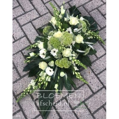 Rouwarrangement in strakke vorm van groen witte bloemen